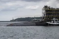 Le sous-marin lanceur d’engins (SNLE) « Le Vigilant » traverse la rade de Brest