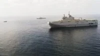 Le porte-hélicoptères amphibie Mistral, la frégate Courbet et un boutre suspect