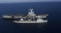 Le porte-avions Charles de Gaulle se ravitaille auprès de la Marne