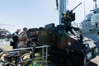 Le contre-amiral Didier Piaton se fait présenter le matériel de l'armée de terre embarqué sur le Mistral