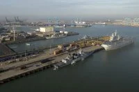 Le Bayern et le Tonnerre accostés à Zeebrugges