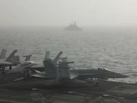 Le Chevalier Paul au côtés du porte-avions américain