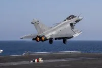 Un Rafale Marine décolle du porte-avions Charles de Gaulle
