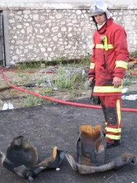 Restes des bouteilles de gaz après explosion