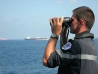 De nombreux navires de commerce évoluent près de la frégate