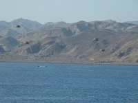 Largage de parachutistes en mer