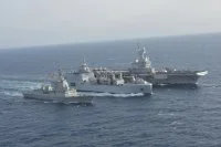 Le bâtiment ravitailleur de forces « Jacques Chevallier » fournit du carburant simultanément au porte-avions « Charles de Gaulle » et à la frégate « Cristóbal Colón »