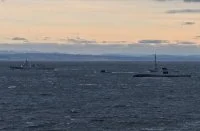 La frégate Amiral Ronarc'h avec la frégate norvégienne Thor Heyerdahl et un sous-marin allemand