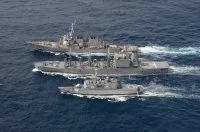 La frégate Prairial et le destroyer USS Curtis Wilbur se ravitaillent auprès du pétrolier japonais JS Hamana