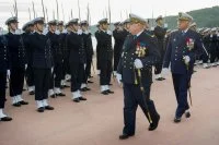 Le chef d'état-major de la marine passe en revue les élèves de l'Ecole Navale