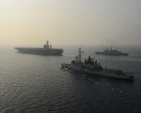 Le porte-avions américain USS Nimitz, la frégate de défense aérienne Jean Bart et la frégate Auvergne dans le golfe Arabo-Persique