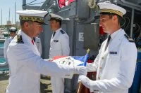 Le vice-amiral d’escadre Coindreau remet le fanion au commandant de l'Achéron