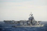 Le porte-avions Charles de Gaulle et la frégate HMS Montrose