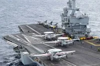 Les trois avions de guet aérien Hawkeye de la flottille 4F à bord du porte-avions Charles de Gaulle