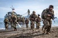 Des militaires mis à terre par un chaland de débarquement