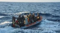 L'équipe de visite du Bougainville se dirige vers un bateau de pêche à contrôler