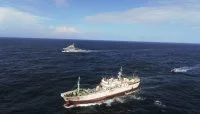 Le bâtiment de soutien Bougainville inspecte un palangrier