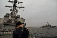 Un destroyer américain salue la frégate Jean de Vienne