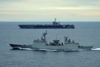 Le destroyer Wang Geon devant le porte-avions USS George Washington