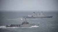 La frégate du groupe aéronaval et le patrouilleur singapourien RSN Independence
