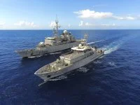 La frégate Ventôse et le patrouilleur La Combattante