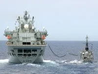 Le Cdt Birot se ravitaille auprès du Wave Knght