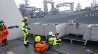 La frégate Languedoc s’entraine au ravitaillement à la mer auprès du bâtiment ravitailleur allemand Berlin dans un fjord norvégien