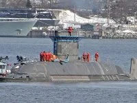 Des marins canadiens préparent le Chicoutimi pour son voyage vers la côte Est du Canada