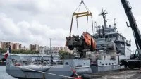 Le bâtiment de soutien Dumont d'Urville embarque un véhicule