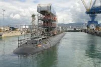 Le sous-marin nnucléaire d'attaque USS Colorado dans un bassin de la base d'Hawaï