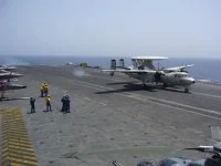 Un Hawkeye E2C effectue un touch and go sur le Charles de Gaulle