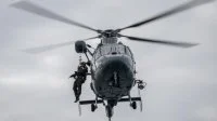 Un fusilier-marin hélitreuillé au-dessus de l'Abeille Horizon