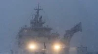 Le bâtiment de soutien Garonne arrive sous la neige à Reykjavik en Islande
