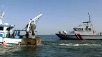 L'Esteron, vedette côtière de surveillance maritime de la gendarmerie maritime, surveille la pêche à la coquille St-Jacques