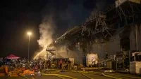 Les pompiers luttent toujours contre l'incendie à bord de l'USS Bonhomme Richard