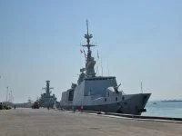 La frégate Surcouf dans le port de Manama