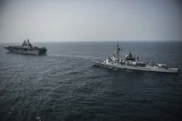 La frégate Cassard et le bâtiment amphibie USS Essex