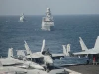 La frégate Forbin vue depuis un porte-avions américain