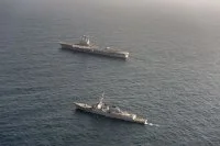 Le destroyer USS Bulkeley navigue aux côtés du porte-avions Charles de Gaulle