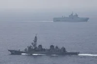 Le destroyer japonais JS Akebono et le porte-hélicoptères Tonnerre