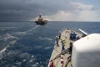 Le patrouilleur CDT Ducuing se ravitaille en pleine mer auprès d'un pétrolier civil