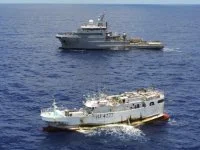 Le Bougainville effectue une visite de navires de pêche