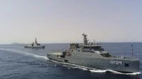 Une frégate légère furtive de la marine nationale et le patrouilleur tunisien Jugurtha