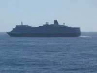Le BPC Dixmude croise l’un des plus gros paquebots du monde