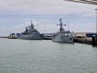 La frégate allemande Bayern et le patrouilleur Commandant Birot à quai dans la base de Rota (Espagne)