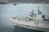 Le porte-hélicoptères Dixmude devant l'île de St-Martin