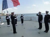 Remise de fourragères aux nouveaux embarqués à bord du Monge