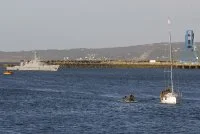 Le voilier sur lequel la saisie a eu lieu entre dans le port de Cherbourg