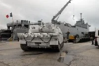 Un char Leclerc aux couleurs de l'ONU devant le Siroco