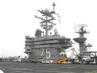 Sur le pont d'envol du porte-avions USS Truman